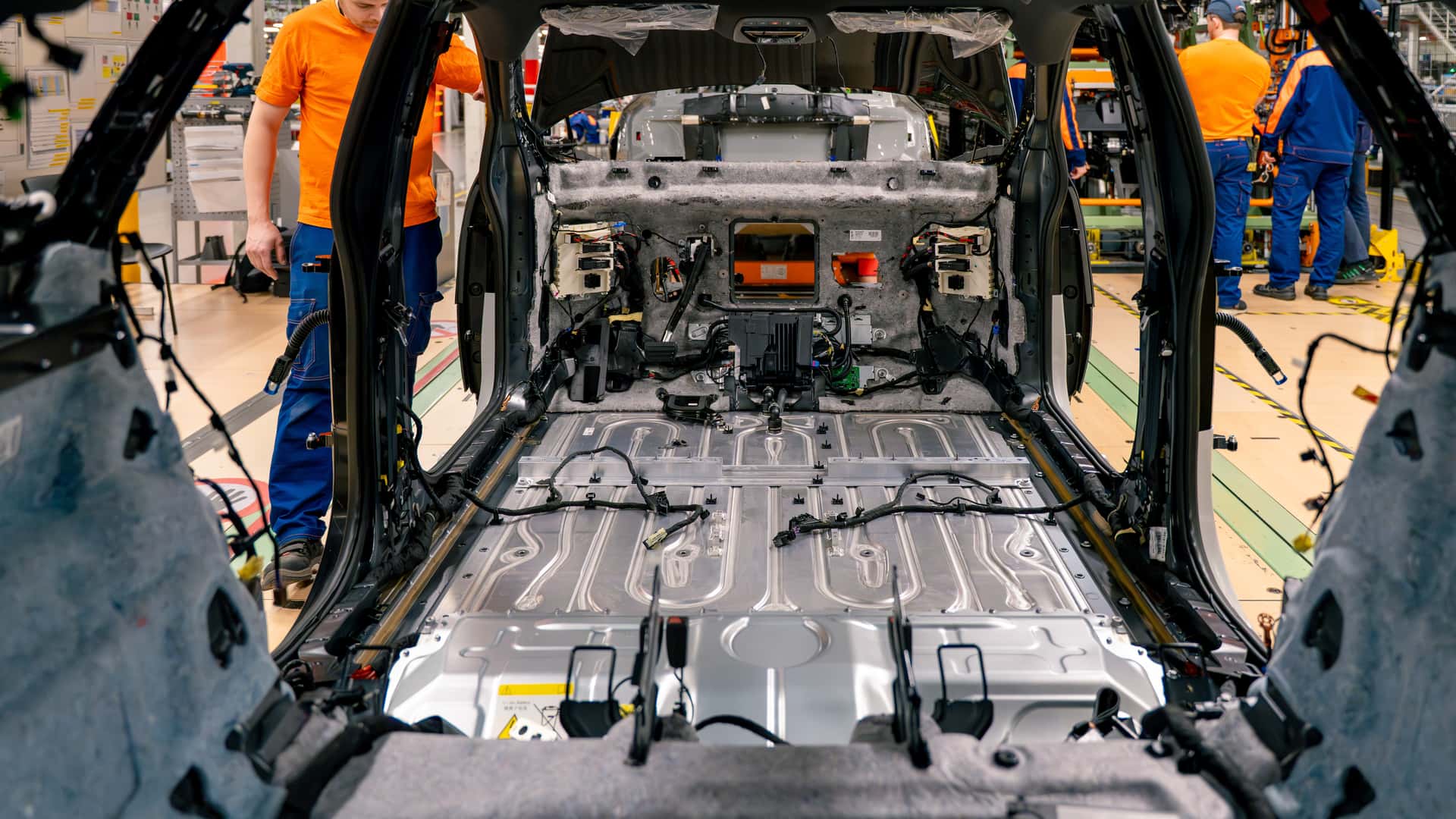 https://cdn.motor1.com/images/mgl/2N4JYB/s1/volvo-ex60-via-alla-produzione.jpg