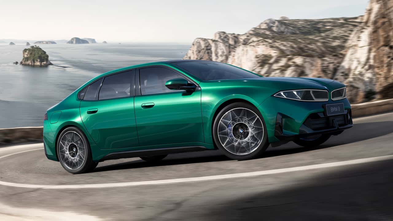 La nuova BMW i3 si allunga per la Cina e ha le maniglie "vere"