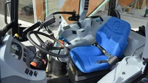 Né le pendenze né gli attrezzi combinati fermano il New Holland T4.110F SuperSteer: potenza, idraulica generosa e BlueCab 4 per i trattamenti