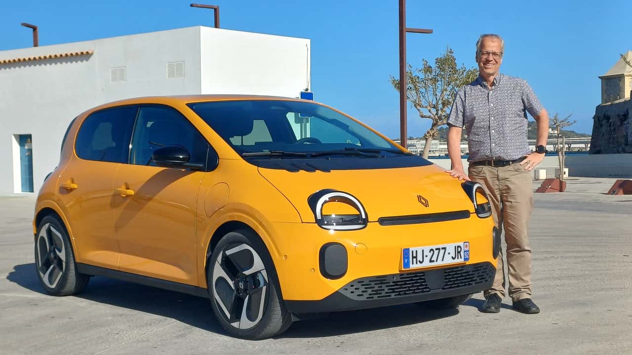 Renault Twingo Electric Techno mit den optionalen 18-Zoll-Alufelgen in Mango-Gelb mit Autor Stefan Leichsenring