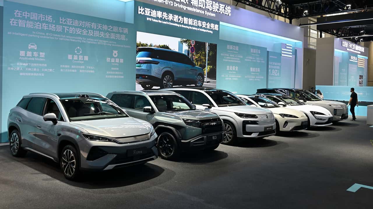 BYD confirma Dolphin híbrido em 2026 e mantém King no Brasil