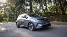 Teste BYD Dolphin SE 2027 - dianteira em movimento