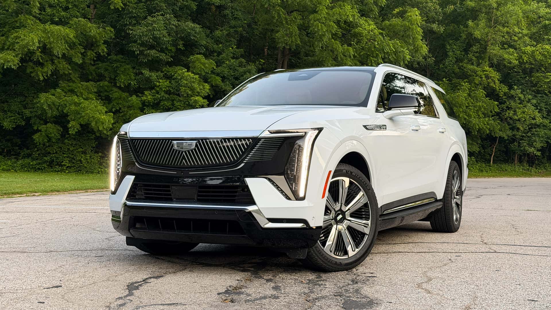 Cadillac Escalade IQ 2027: Puerto NACS nativo y carga doméstica más rápida para el SUV eléctrico de lujo