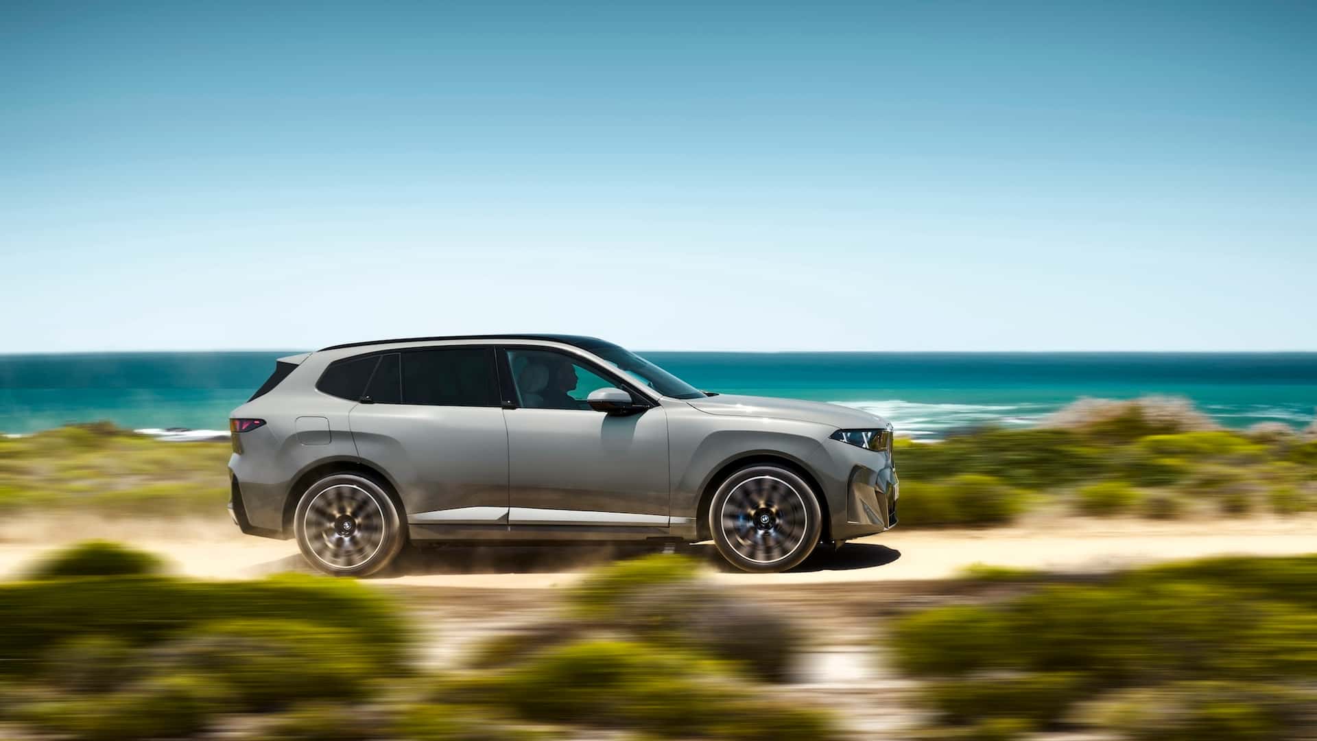 https://cdn.motor1.com/images/mgl/2N4mGx/s1/2027-bmw-ix5-60.jpg