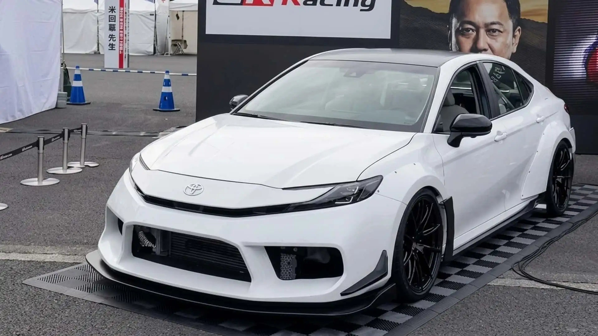 https://cdn.motor1.com/images/mgl/2N4znM/s1/toyota-camry-with-two-engines.webp