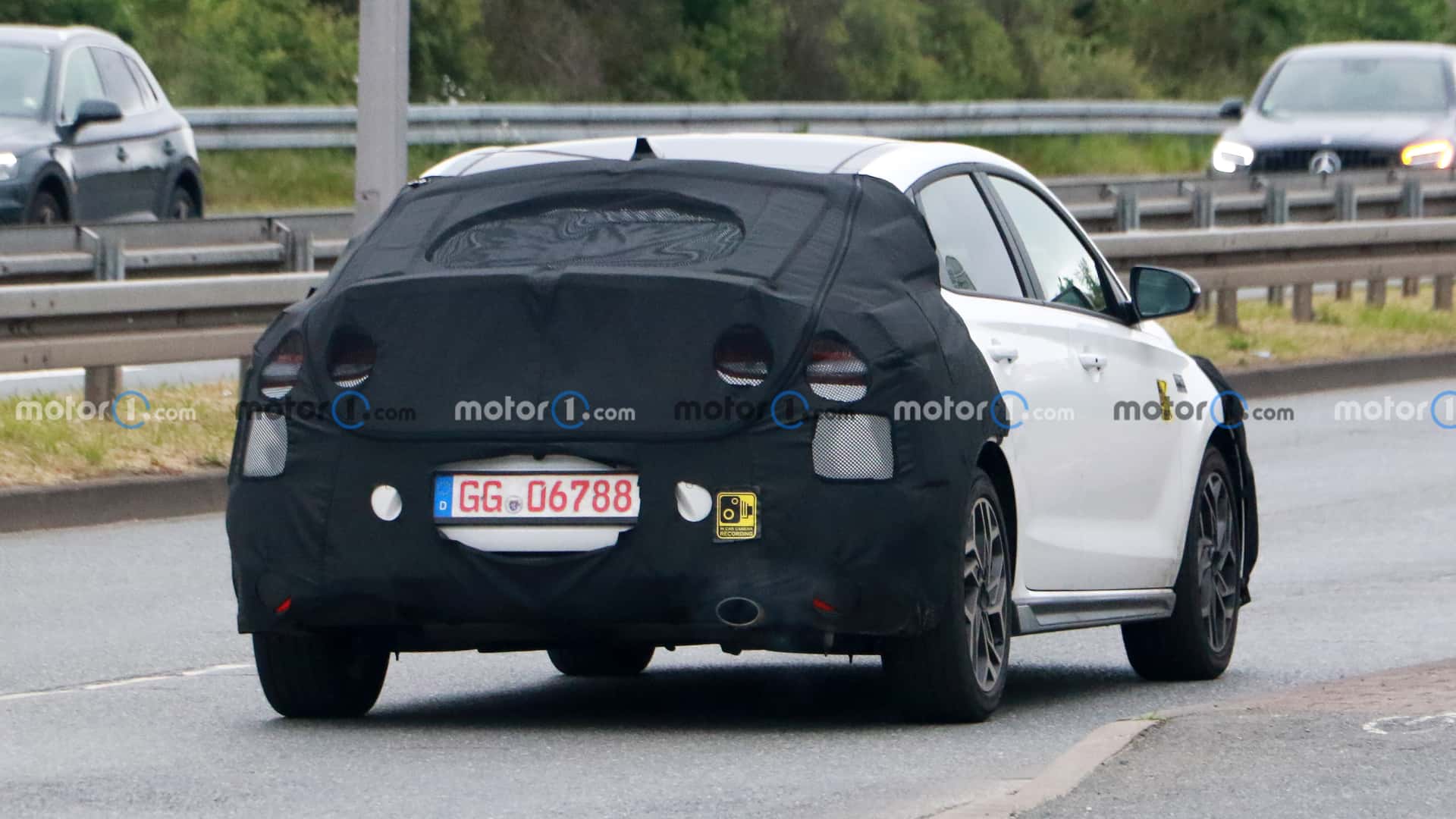 hyundai-i30-fastback-facelift-spy-photo.jpg