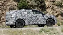 Foto spia con vista laterale della Peugeot 3008 del 2024