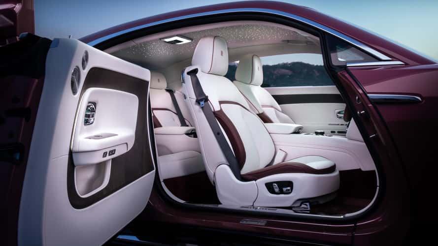 Questa Rolls-Royce Spectre ha interni in Cashmere e stelle luminose