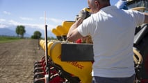 MaterMacc: seminatrice di precisione MS8230 e tramoggia frontale SVA Elektro