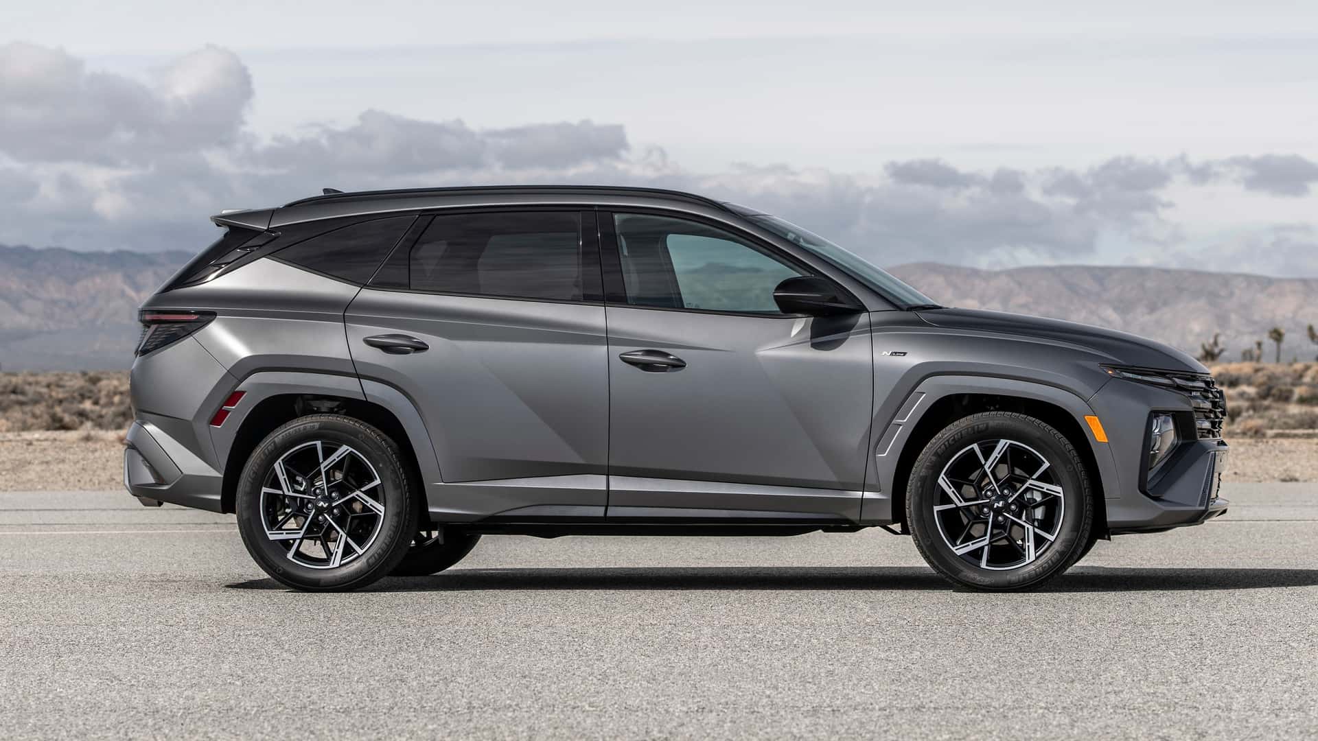 https://cdn.motor1.com/images/mgl/2NEQYx/s1/2025-hyundai-tucson.jpg