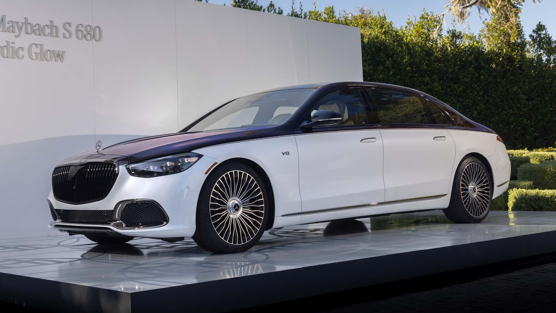 Mercedes Wants This Special Maybach S680 To Shine Like The Northern Lights Mercedes Wants This Special Maybach S680 To Shine Like The Northern Lights