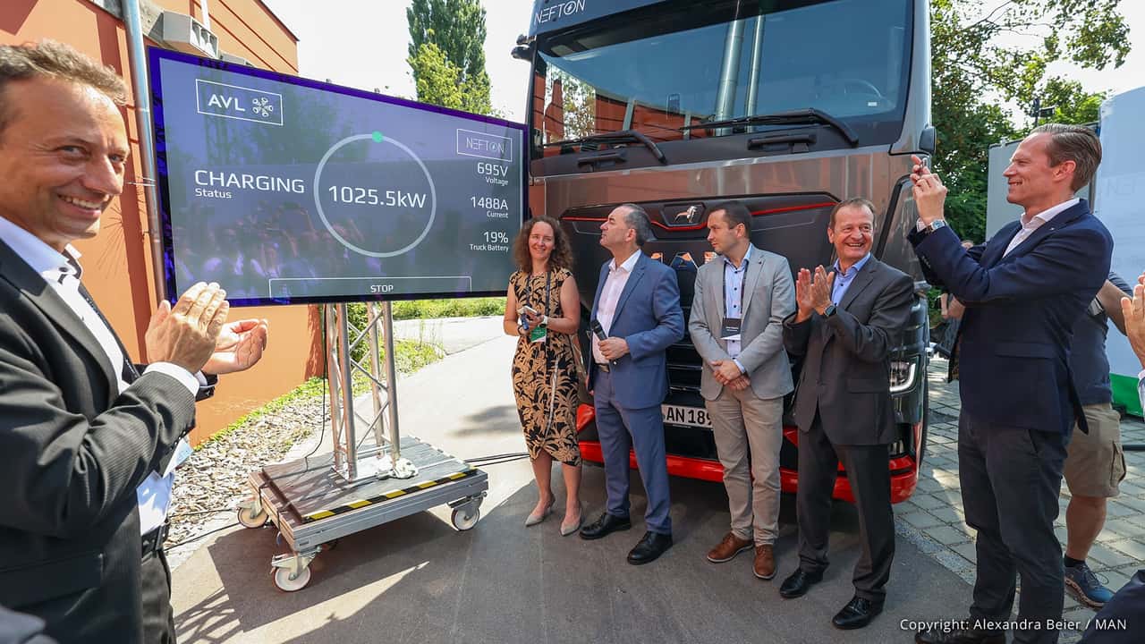 Weltweit erste Megawatt-Ladung für Strom-Lkw