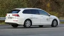 Foto spia del lifting facciale della Volkswagen Golf Variant 2024