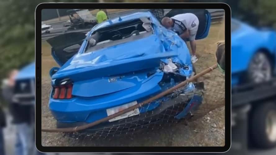 Accidente de un Ford Mustang GT en una carrera de aceleración