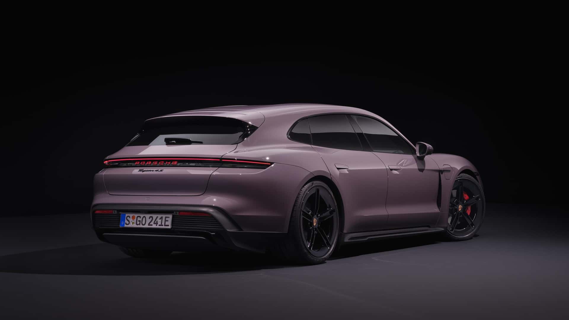 https://cdn.motor1.com/images/mgl/2NLMwE/s1/porsche-taycan-sport-turismo-2024.jpg