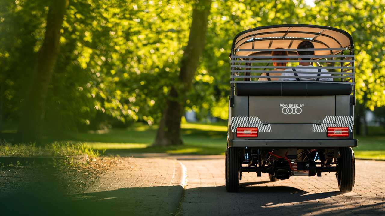 Электрическая рикша с батареей Audi