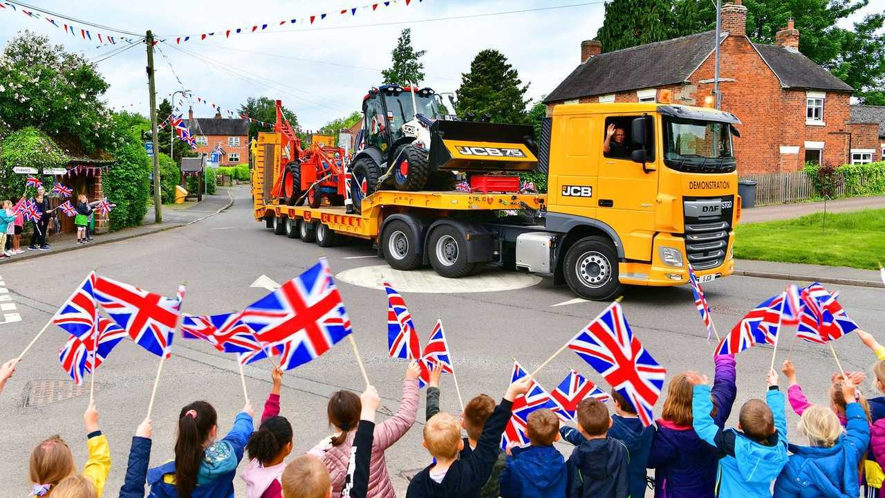 JCB al giubileo: save the Queen!