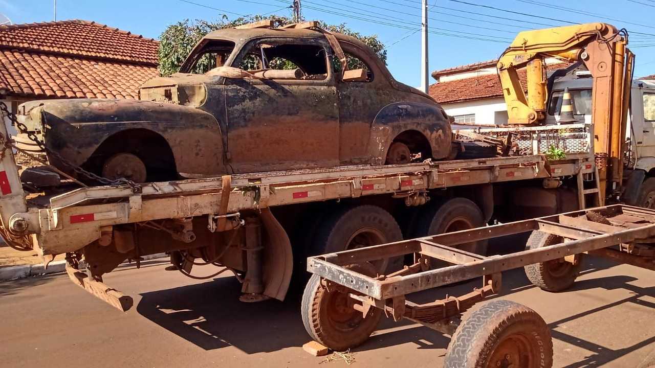 014 - Na semana passada, um caminhão munck ajudou a tirar o Ford do buraco
