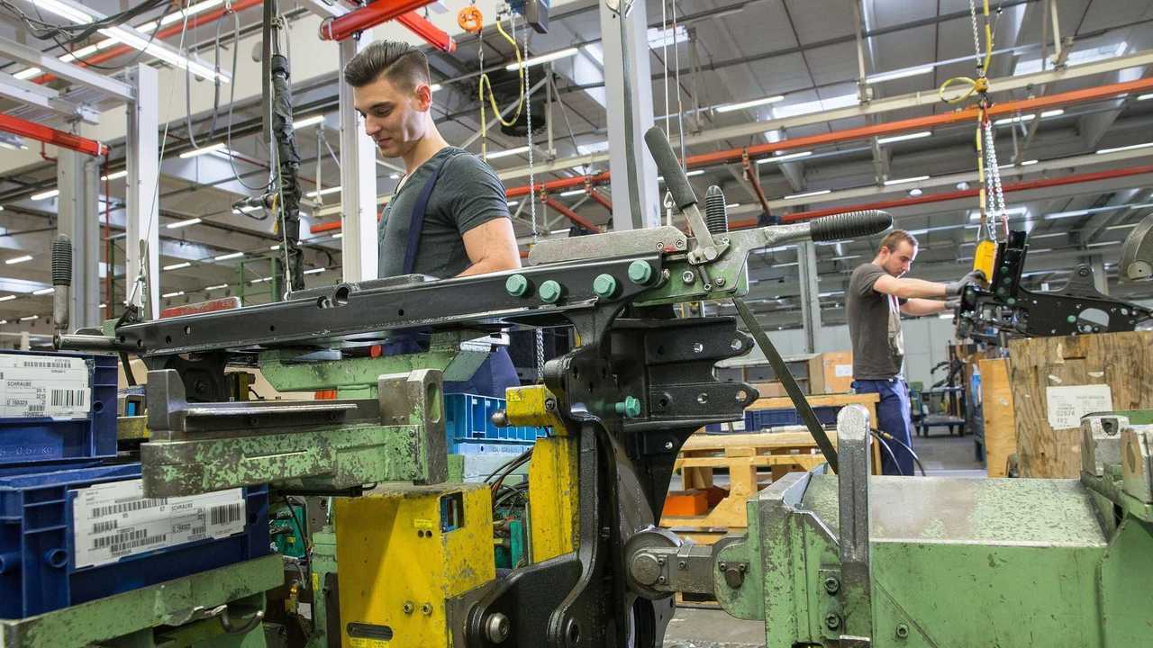 la-fabbrica-di-camion-mercedes-di-worth (1)