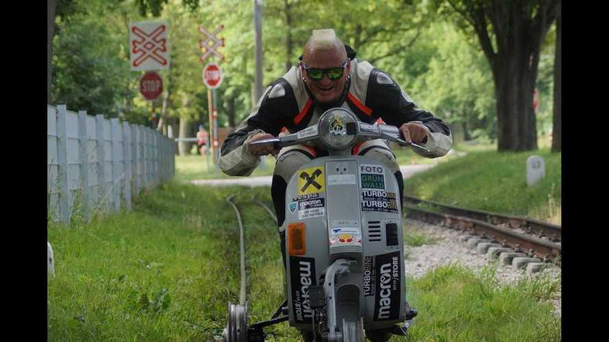 Stunt Rider Pecahkan Rekor Kendarai Vespa di Jalur Kereta Api