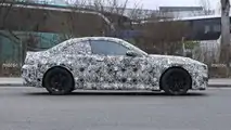 Foto spia BMW M2 Coupe 2023 con meno mimetizzazione