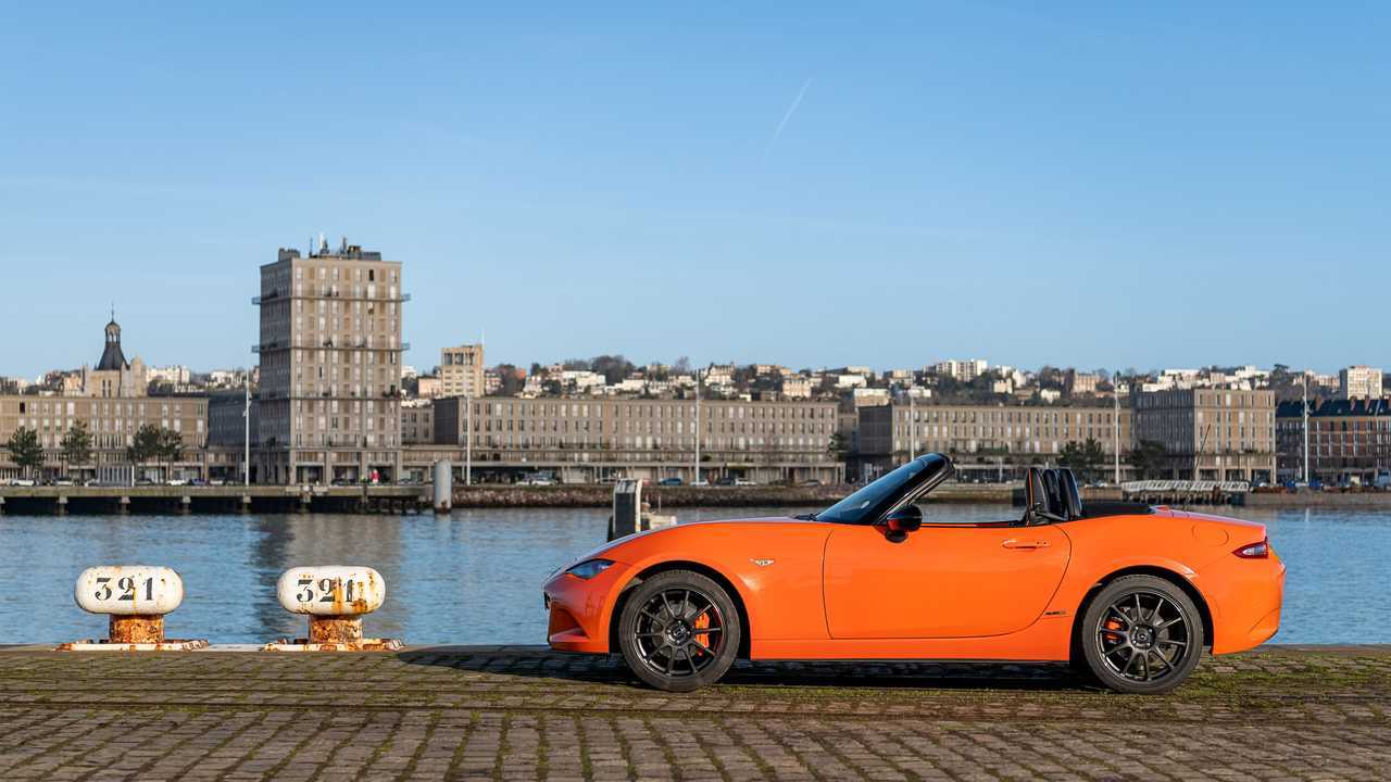 Porsche 911 Carrera GTS vs Mazda MX-5