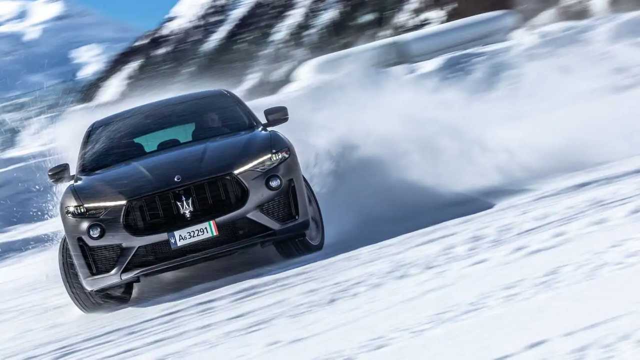 Maserati Levante in drift sul ghiaccio per The ICE