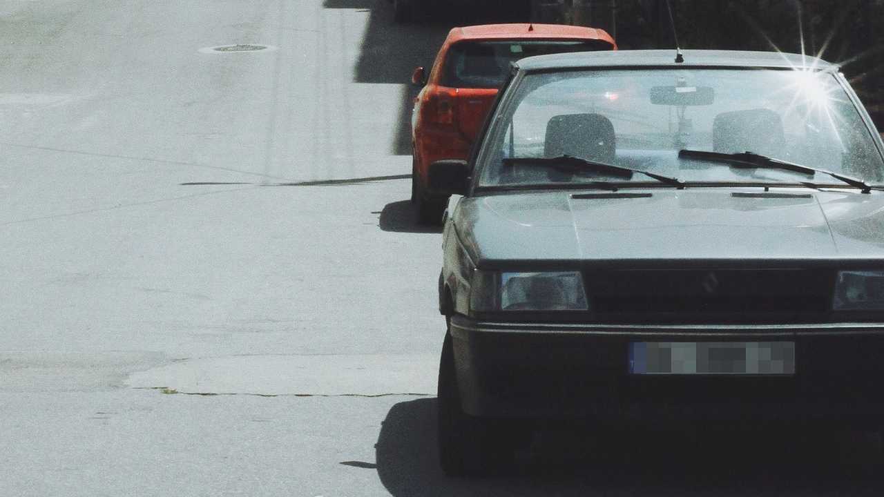Auto parcheggiata al sole