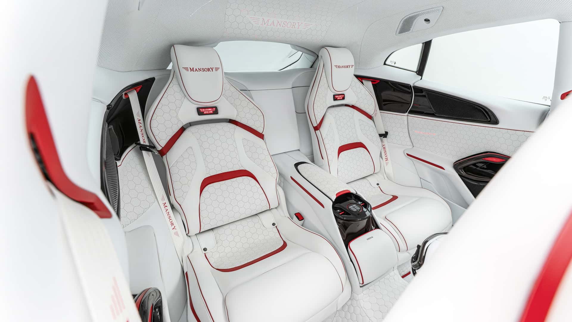 https://cdn.motor1.com/images/mgl/2NQQZg/s1/mansory-pugnator-auf-basis-des-ferrari-purosangue.jpg