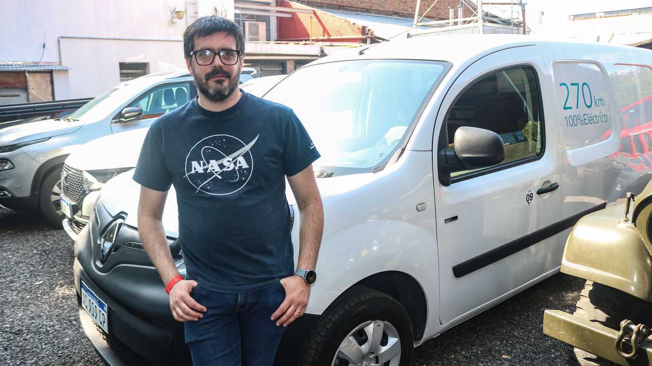 Leo Valente se divirtió manejando la Kangoo. También fue el móvil de transporte de las bicicletas Renault.