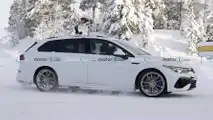 VW Golf R Variant (2021) fast ungetarnt erwischt