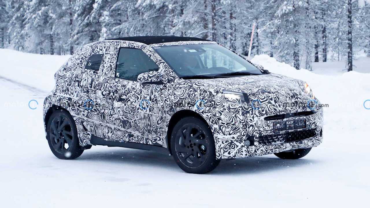Toyota Aygo nuova foto spia (anteriore tre quarti)