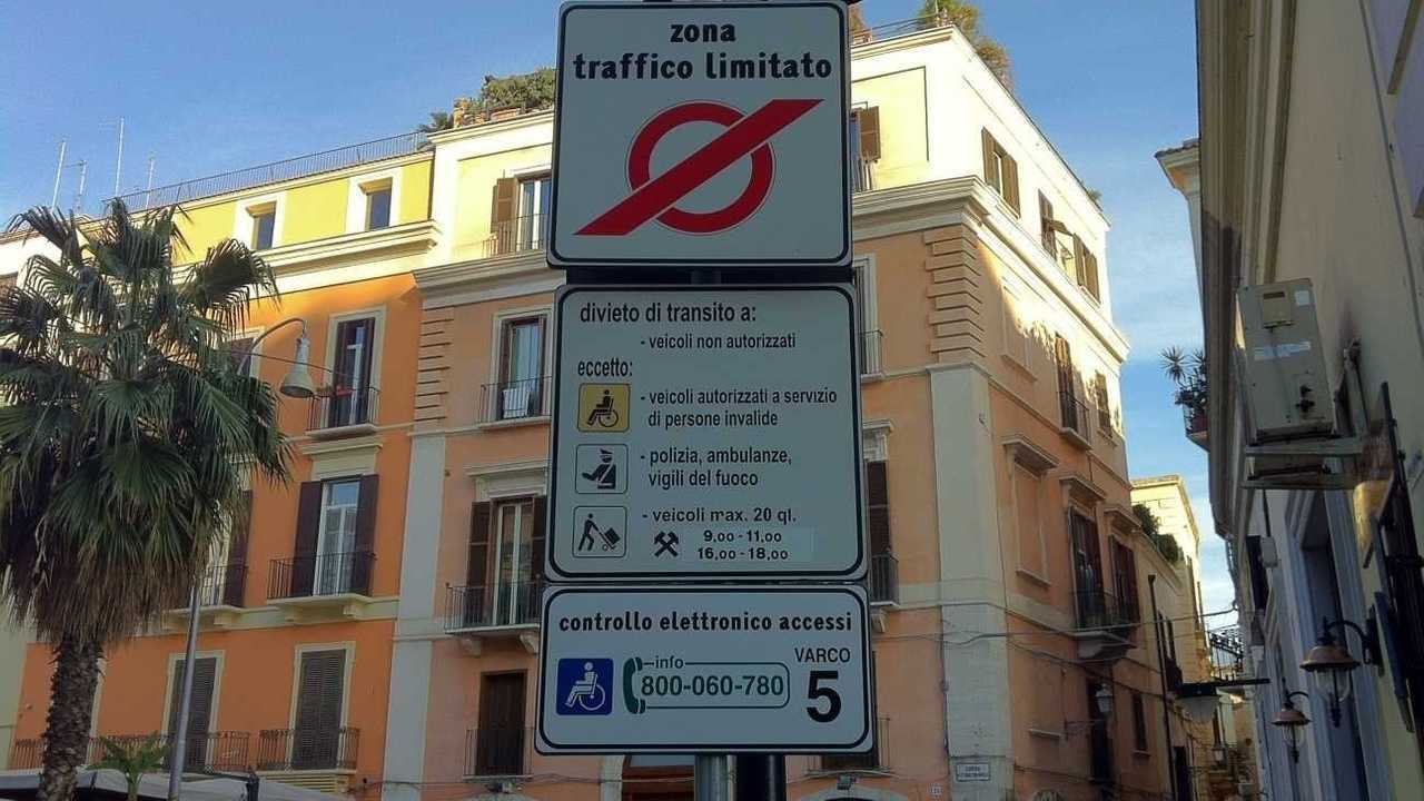 Auto elettriche a Bari, accesso ZTL, strisce blu e altre agevolazioni