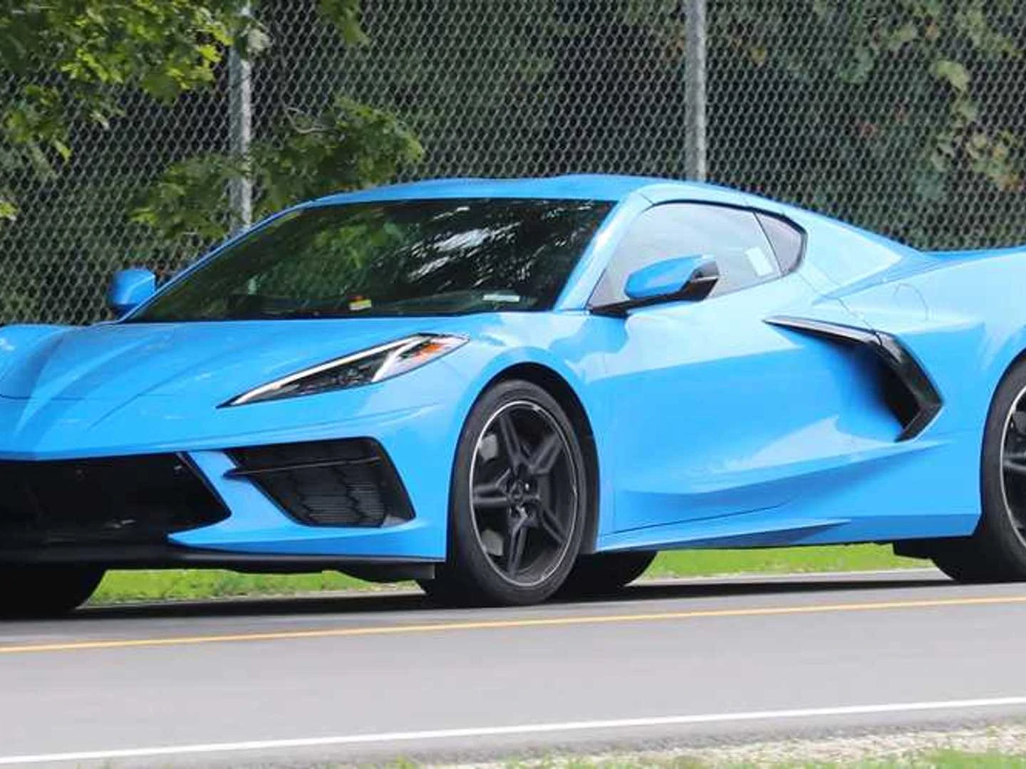Maglietta Uomo From The 8tees Auto Sportiva Corvette C8 Rapid Blue 2020 - Bianca