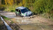 Lada Niva fuoristrada passa pozzanghera