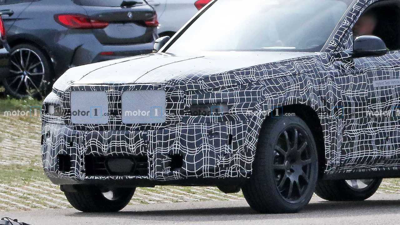 BMW X8, le foto spia