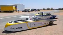 Sonnenwagen von 2019 bei der Bridgestone World Solar Challenge in Australien mit zwei Konkurrenzfahrzeugen (Copyright: Sonnenwagen Aachen e.V.)