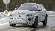 Jaguar E-Pace, le foto spia dei test sulla neve