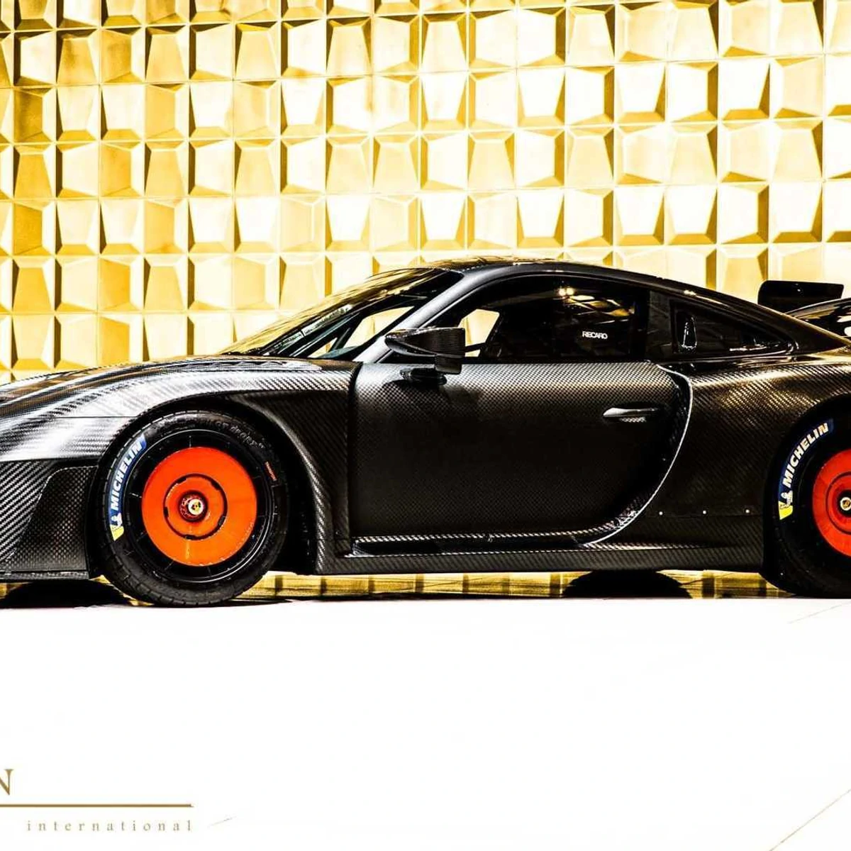 porsche-935-with-bare-carbon-