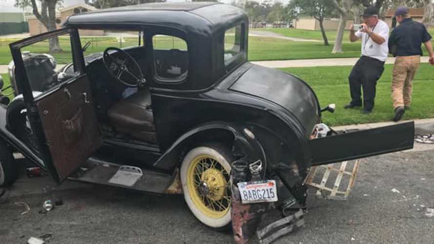 Un Toyota Corolla choca contra un Ford Model A