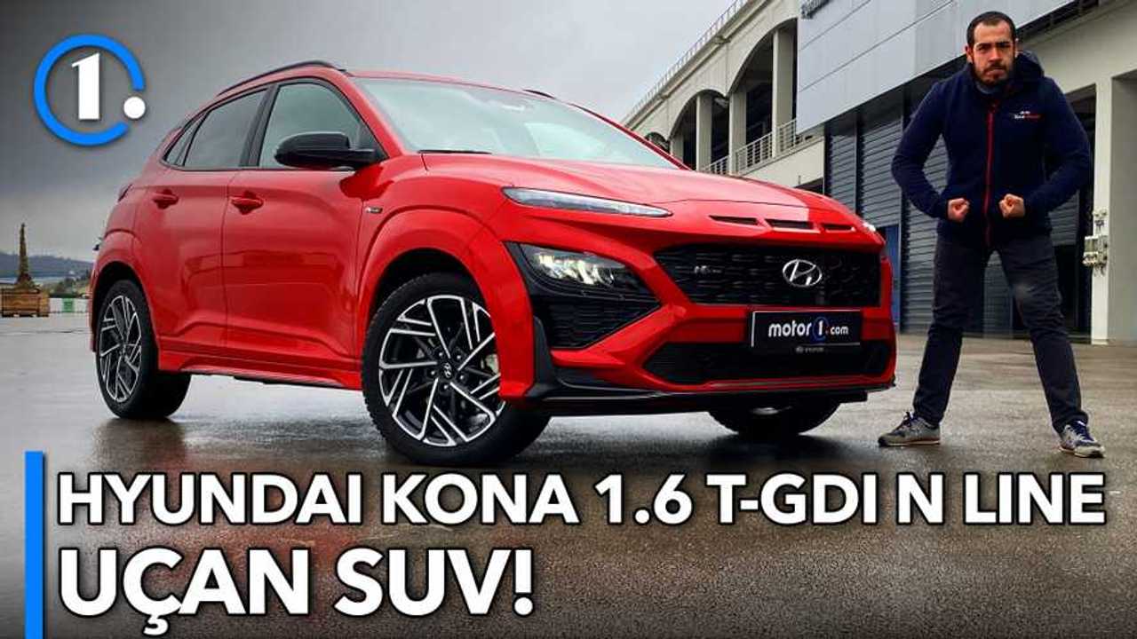 Kırmızı renkli Hyundai Kona N Line test aracı ve ilginç hareketler içerisindeki editörümüz Şafak.