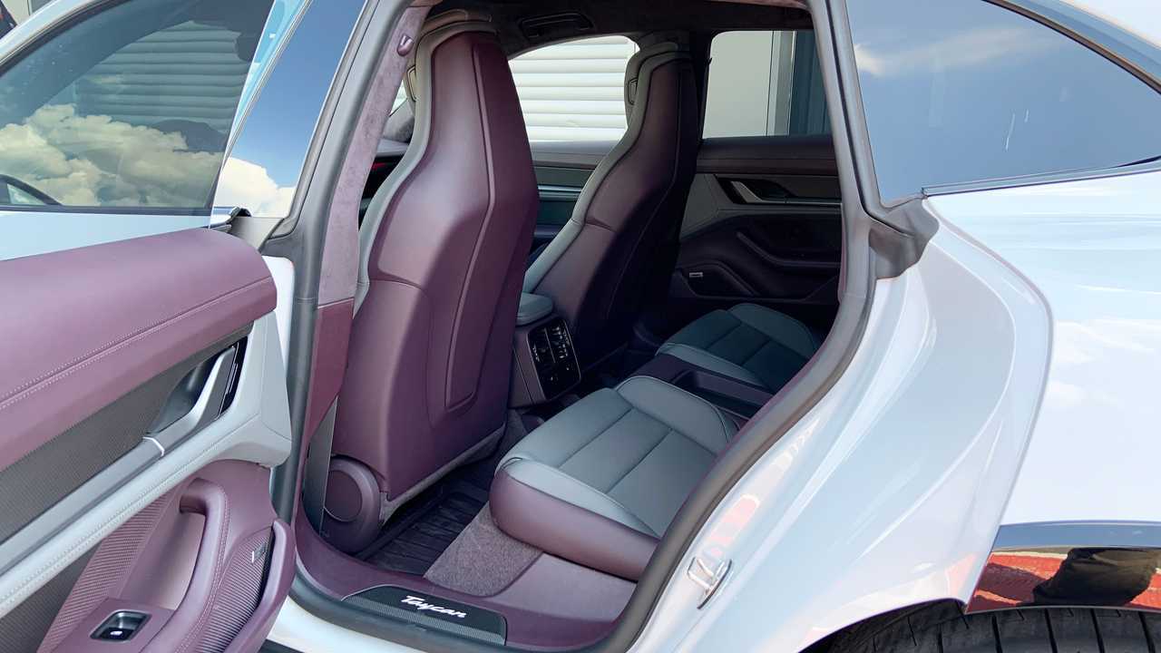 Задние сиденья Porsche Taycan Cross Turismo