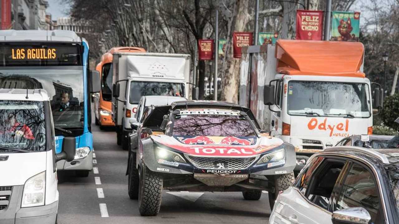 Carlos Sainz, Lucas Cruz, Peugeot Sport en las calles de Madrid