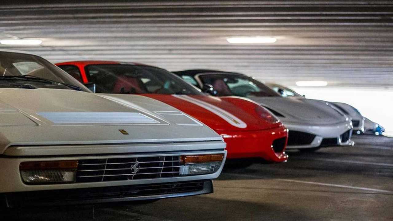 Otoparkta araç koleksiyonu