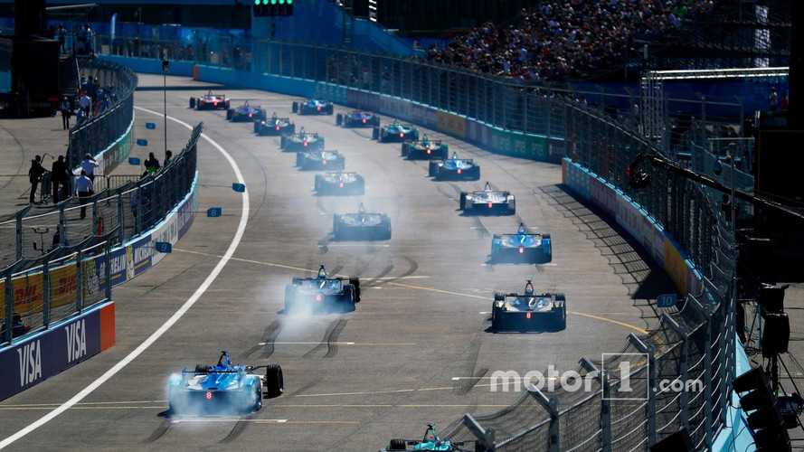 The cars take the start of the Formula E race