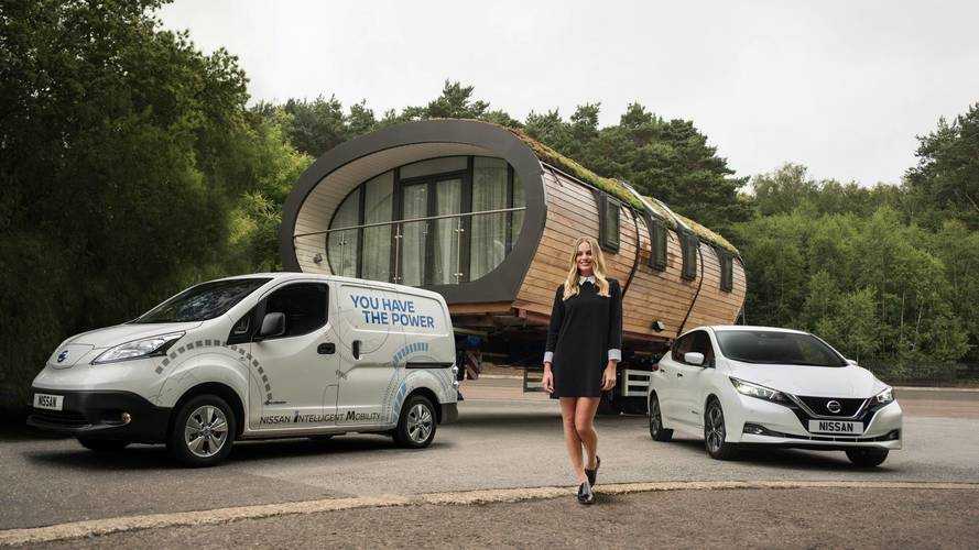 Le Nissan e-NV200 tracte la maison de Margot Robbie