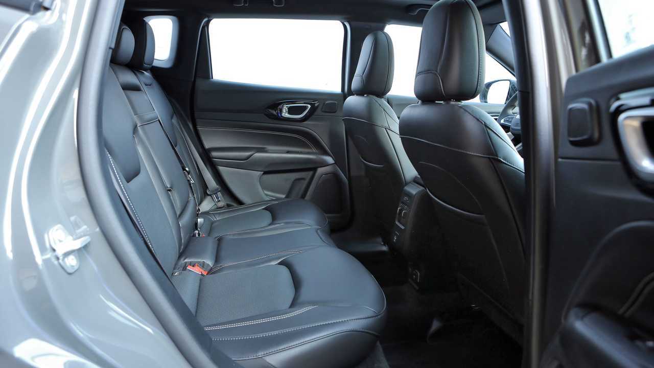 Comparativo: Jeep Compass S vs. Toyota Corolla Cross XRX Hybrid vs. VW Taos Launch Edition