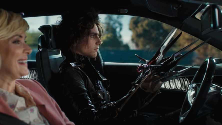 Cadillac LYRIQ Pamer Fitur, Edgar Scissorhands Pun Bisa Mengendarainya