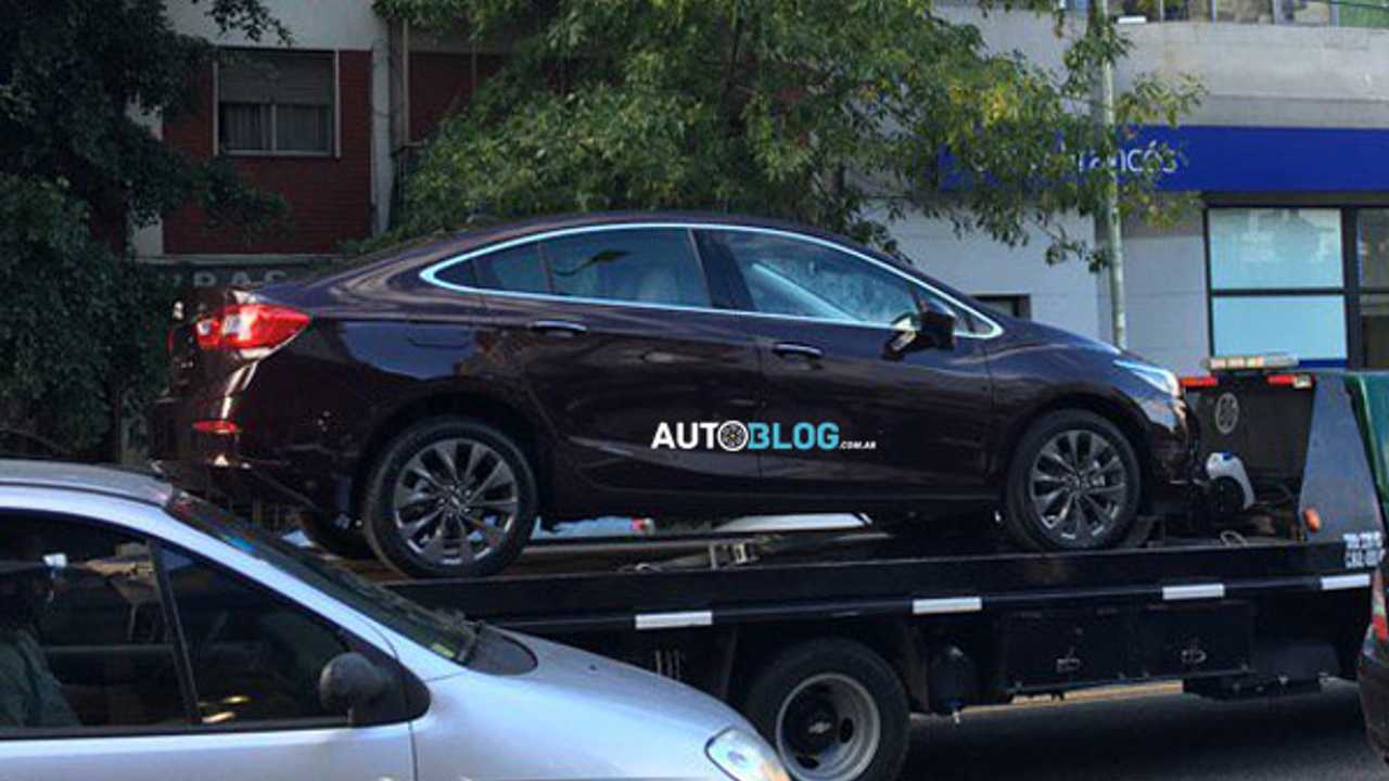 Sin camuflaje: Chevrolet paseó al Cruze II sobre un auxilio mecánico