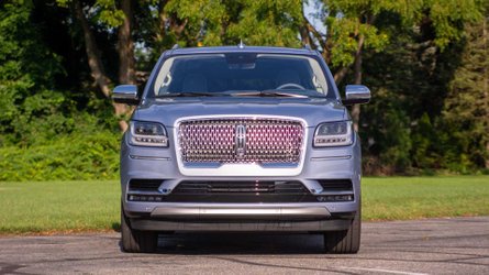 Modifiyeli bir Lincoln Navigator, Chevy Tahoe ile drag yarışında